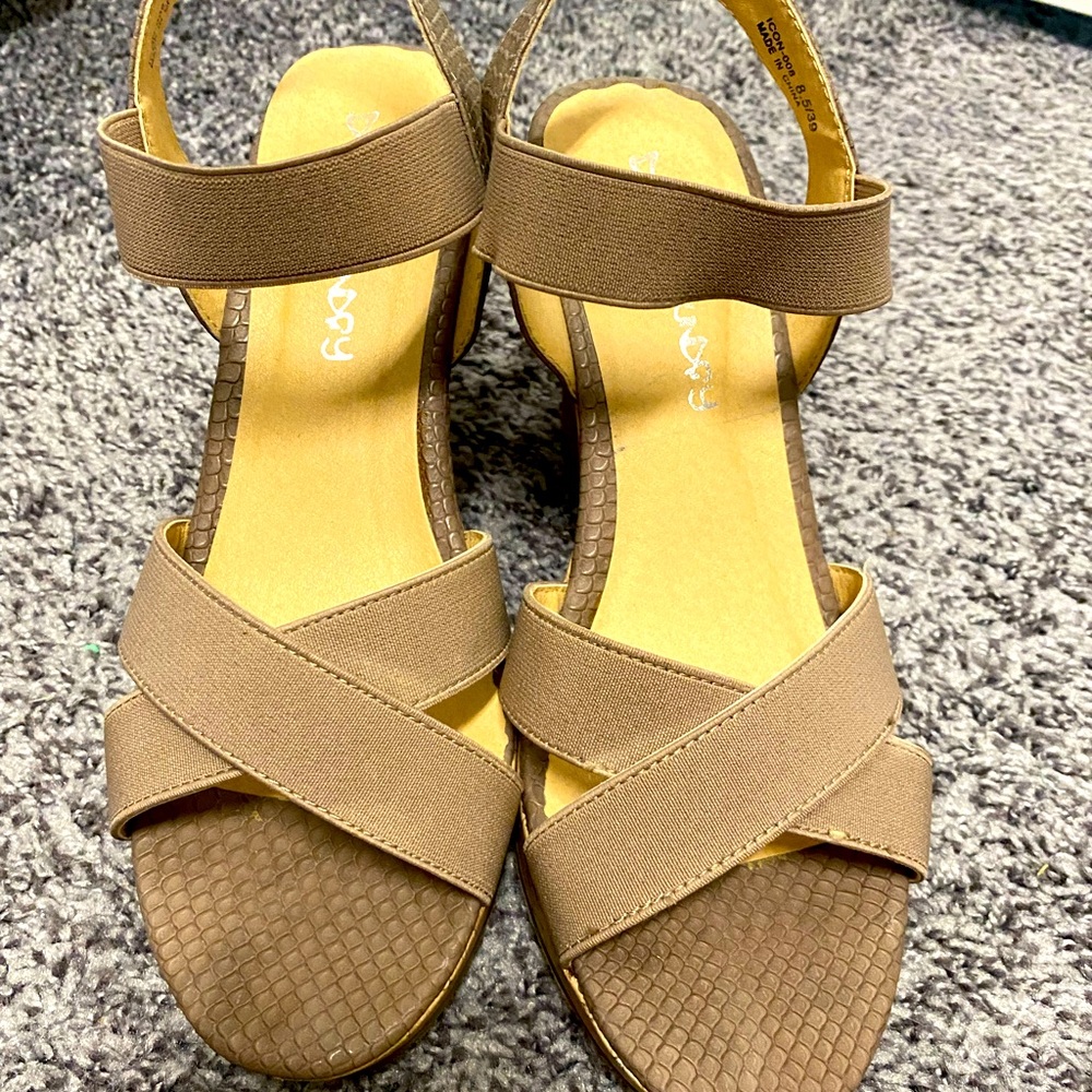 Taupe Dirty Laundry 8.5 wedge heels